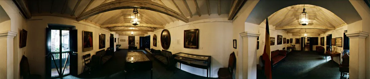 Sala Nariño y Sala Bogotá. A la izquierda, el retrato del héroe Manuel Benito de Castro; al centro, la vitrina que guarda el espadín y el bastón de mando de Antonio Nariño. Retrato oval del Precursor, pintado por Pedro José Figueroa. En la Sala Bogotá, mapas y vistas de la urbe. Cristóbal von Rothkirch