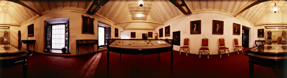 Sala de la Junta Suprema. Entre las dos ventanas, retrato de Luis Eduardo Azuola; al centro, vitrina con miniaturas de próceres; sobre las sillas del siglo xviii, retratos de Pablo Francisco de Plata, Joaquín Camacho y Juan Nepomuceno Azuero. Cristóbal von Rothkirch