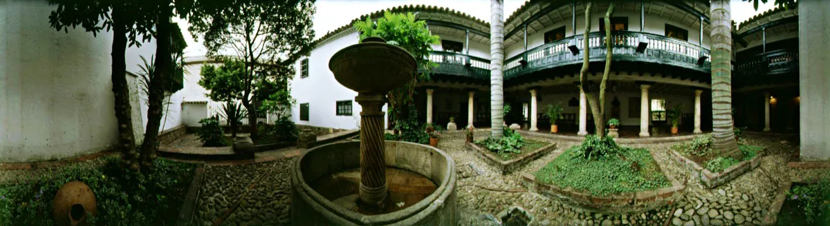 Patio central de la casa-museo donde se dio el grito de independencia, el 20 de julio de 1810. Las puertas del corredor, conducen al patio Camilo Torres. Cristóbal von Rothkirch