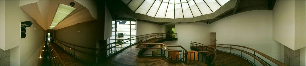 Escalera central del edificio de la colección de arte. A la izquierda, la rampa que lo conecta con los espacios de la Casa de Moneda. Las puertas del centro y la derecha dan a las salas de artistas nacionales y a la sala Wiedemann. Cristóbal von Rothkirch
