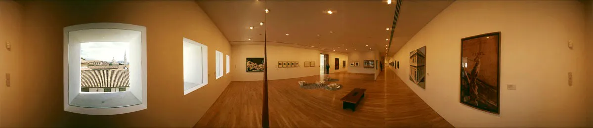 Sala de Exposiciones Temporales, con un montaje de obras de arte latinoamericano. En primer plano, la escultura en madera Sin título, (1997) del brasileño Artur Lescher; a la derecha, la obra Ángel decapitado (1993) del cubano Carlos Garaicoa. Cristóbal von Rothkirch