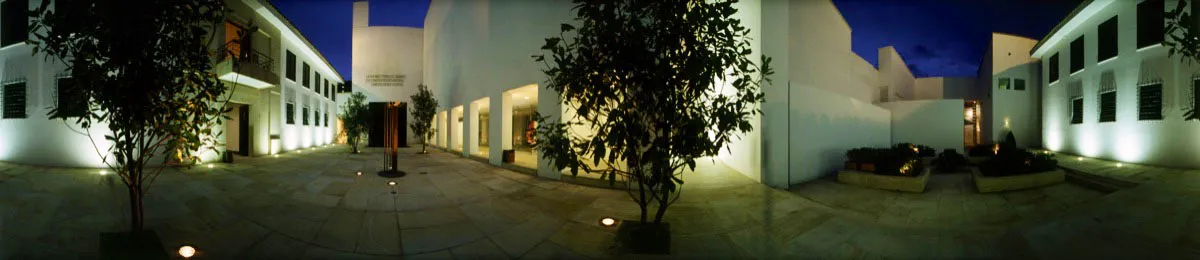 Patio central de la manzana cultural del banco, ampliación de Enrique Triana. Frente al muro de agua, la escultura en metal Flor de curuba, de Eduardo Ramírez Villamizar. Cristóbal von Rothkirch