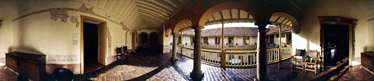 El Museo Arqueológico, MUSA, pertenece al Fondo de Promoción de la Cultura, auspiciado por el Banco Popular. De izquierda derecha, entrada a la Sala de Arte Colonial, balcón sobre el patio principal y acceso a la sala de exposición permanente de cerámica precolombina. Cristóbal von Rothkirch
