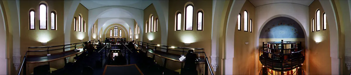 Interior de la antigua capilla, actual biblioteca de la Facultad de Arquitectura, adecuada por Carlos Campuzano quien le adaptó una estructura metálica independiente. Cristóbal von Rothkirch