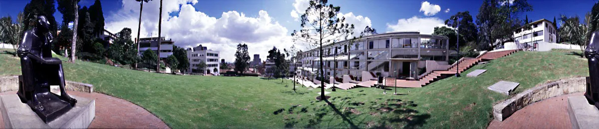 El campus universitario. A la izquierda, estatua de san Alberto Magno donada en 1964 por el Gobierno alemán, con el auspicio de la Universidad de Maguncia. A la derecha el edificio B, remodelación de Daniel Bermúdez Samper. Cristóbal von Rothkirch