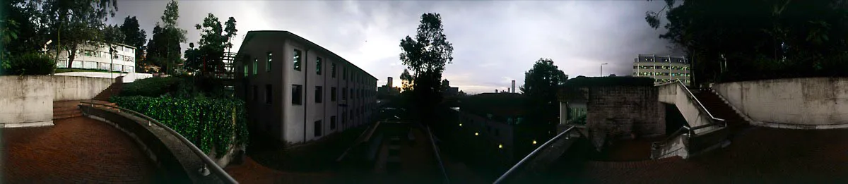 Edificios B y L donde funcionan aulas, laboratorios de física y auditorios. Al fondo a la derecha el edificio Alberto Lleras Camargo de 1989, diseñado por Daniel Bermúdez Samper y Guillermo Bermúdez Umaña. Cristóbal von Rothkirch