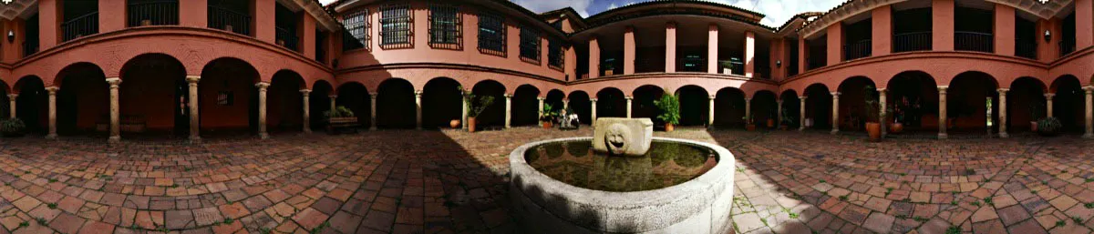 El Claustro de las Aguas, monumento nacional y sede acual de Artesanas de Colombia, haba sido antes convento dominico, hospital, colegio y orfanato. Los arcos de medio punto del patio se sostienen en columnas.  Cristbal von Rothkirch