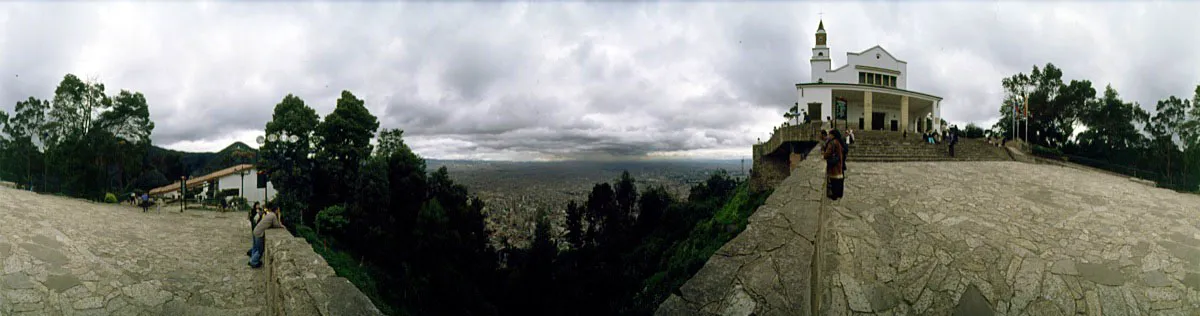 Plazoleta central del santuario. A la izquierda, la estación del teleférico; al centro, vista panorámica del occidente de Bogotá; a la derecha, el santuario. Cristóbal von Rothkirch