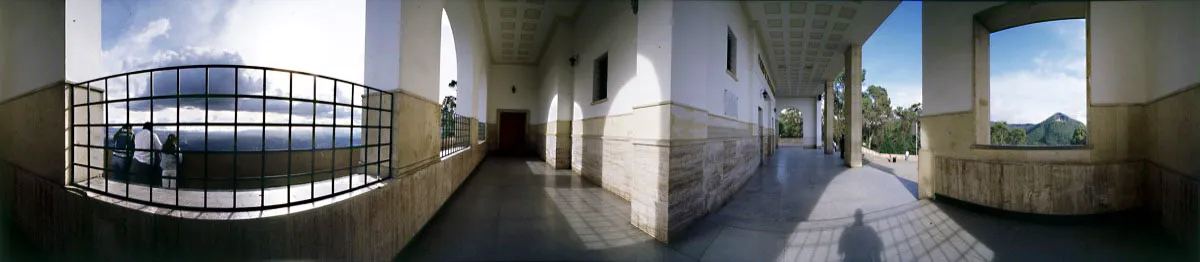 Mirador de la ciudad desde una galería del santuario y salida a la plazoleta principal. A la derecha, el cerro tutelar de Guadalupe. Cristóbal von Rothkirch