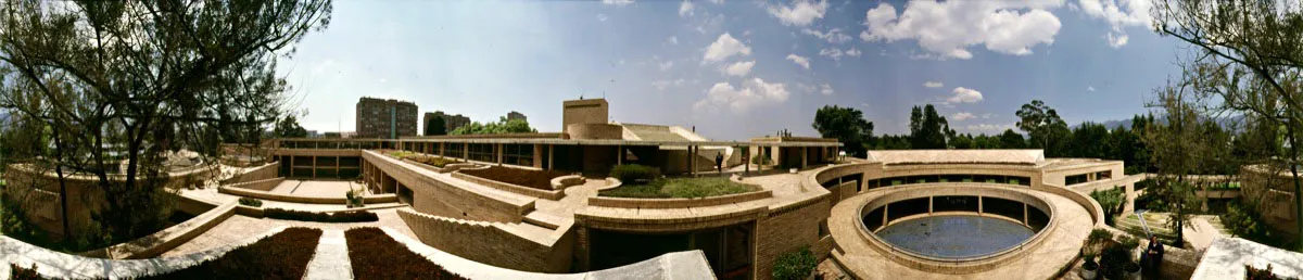 Cubierta transitable del edificio. A la derecha, patio interior, escaleras y rampas. A la izquierda, espejo de agua y patio de acceso. En esta obra, como en la Biblioteca Pública Virgilio Barco, el techo-terraza con jardineras y teatro de graderías, es un lugar de encuentro. Cristóbal von Rothkirch