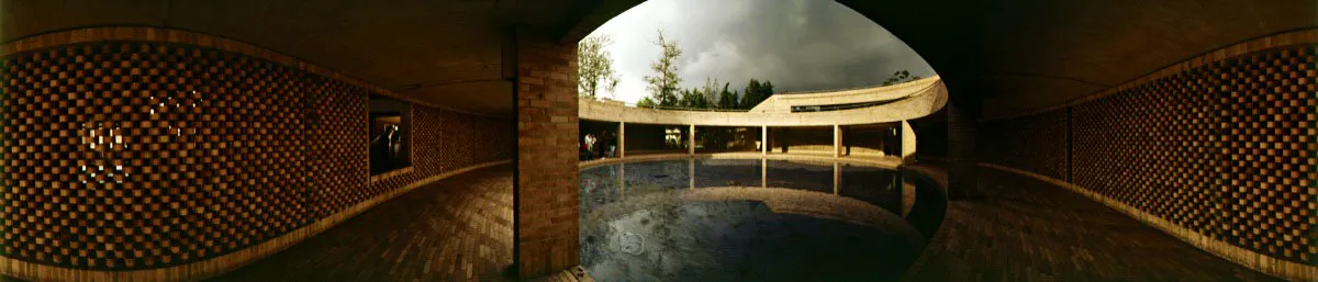 Patio de la biblioteca. Espejo de agua y galería perimetral, construida en muro calado de ladrillo cocido a alta temperatura y hormigón a la vista, teñido de color ocre. Cristóbal von Rothkirch