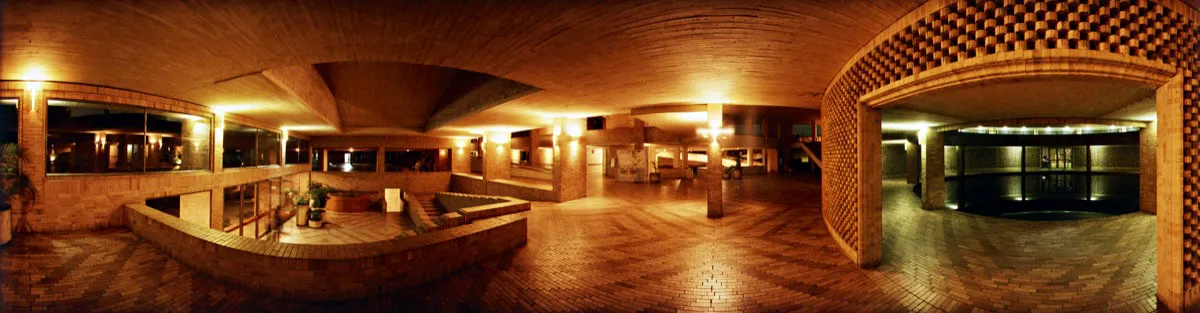 A la izquierda, en el primer nivel, acceso al edificio; al centro, vestíbulo que conduce a la cafetería, a las aulas y al salón Virginia Gutiérrez de Pineda; a la derecha, galería perimetral y acceso al espejo de agua. Cristóbal von Rothkirch