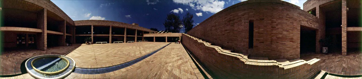 Patio central flanqueado por una galería y una escalera de acceso a la cubierta del edificio. La línea de agua va desde el fondo del patio principal hasta la fuente. Cristóbal von Rothkirch