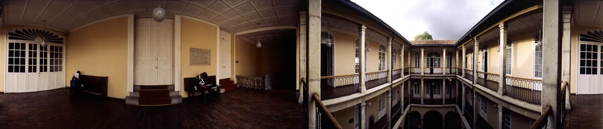 Sede de la Alcaldía distrital, el edificio fue proyectado en 1904 por Gastón Lelarge, luego del incendio de las Galerías Arrubla en 1900. Corredores del segundo y tercer pisos sobre el patio central. Cristóbal von Rothkirch