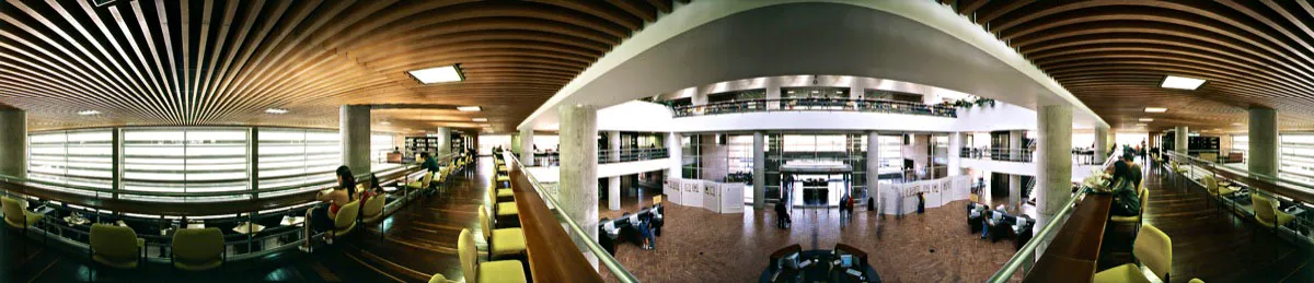 Diseñado por Suely Vargas, Marcia W. de Vargas y Manuel Antonio Guerrero, el edificio fue ganador del concurso público de diseño arquitectónico de bibliotecas en 2001. Vestíbulo principal de doble altura y sección de catálogos, vistos desde los puestos de lectura del corredor en el segundo nivel. Cristóbal von Rothkirch