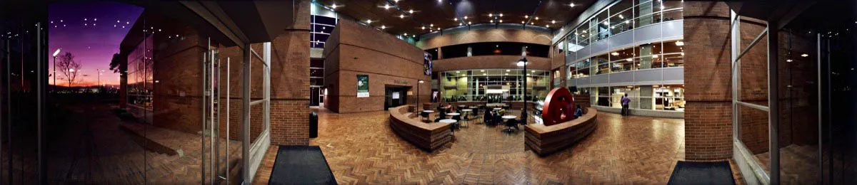 A la izquierda, atardecer sobre el parque El Tunal. Alrededor de la cafetería se ubican el auditorio de la biblioteca, la sala de internet y las salas de lectura. Cristóbal von Rothkirch