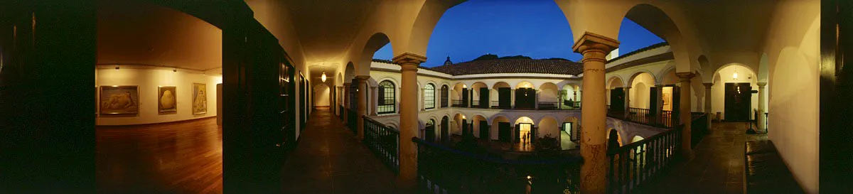 Patio central del museo. A la izquierda, la sala 11 con óleos de Fernando Botero, entre ellos La playa de 1998. Sobre los techos se alcanza a apreciar el santuario de Monserrate. Cristóbal von Rothkirch