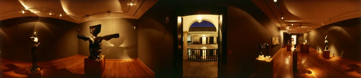 Sala dedicada a la escultura. De izquierda a derecha, Gran bañista IV de Emilio Greco, Gran genio de Max Ernst, puerta al corredor del segundo piso, Manos de Julio González, Retrato de Henry Miller de Marino Marini y Doble espada de Sophia Vari. Cristóbal von Rothkirch