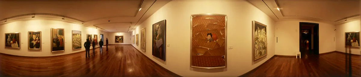 Sala con obras de Fernando Botero. Destacan, en primer plano, El ladrón, de 1980, y, a la derecha, Terremoto en Popayán, de 1999. Cristóbal von Rothkirch