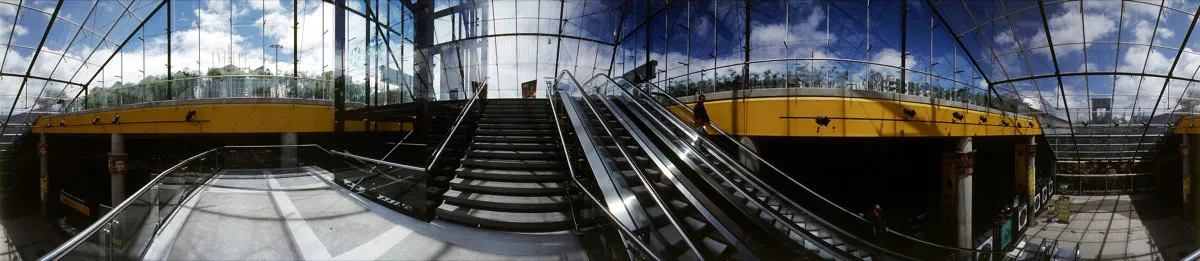 Prisma e ingreso al Centro Interactivo, diseñado por Andrés Ferroni y Gonzalo Vargas en 1998. El primer nivel da a la Plaza Maloka y el subterráneo lleva a las salas de exposiciones interactivas. Cristóbal von Rothkirch
