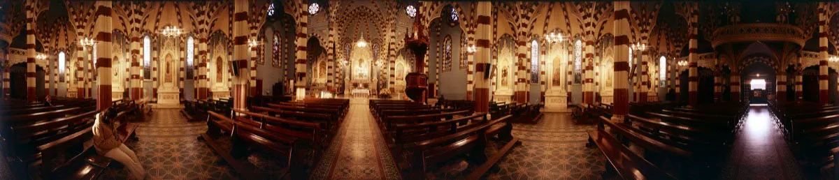 Obra maestra del sacerdote salesiano y arquitecto Juan Buscaglione, nacido en Biella, Italia. El templo est inspirado en el gtico siens y en el laberinto de columnas de la mezquita de Crdoba.  Cristbal von Rothkirch