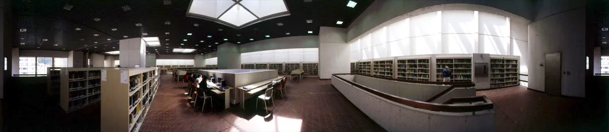 Último piso de la biblioteca-auditorio que tiene forma de cubo y fue construida en 2002. La edificación recibió mención en la Bienal de Arquitectura de 2002. La claraboya y los bolsillos de luz permiten el ingreso de la iluminación natural indirecta. Cristóbal von Rothkirch