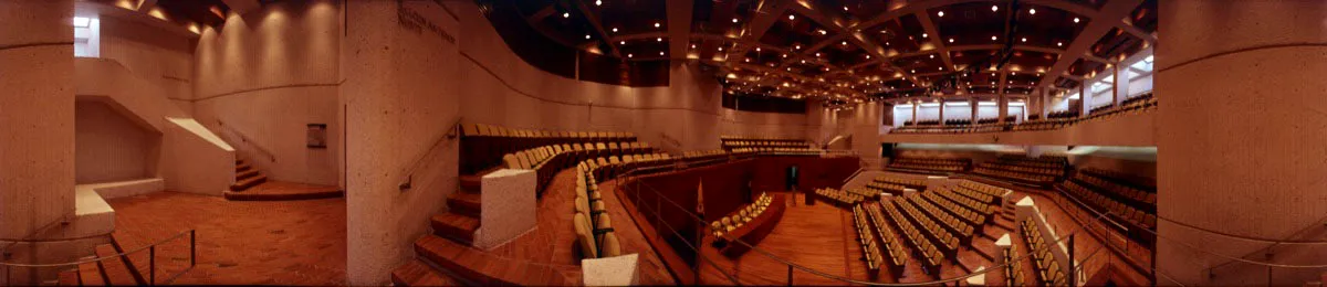 Acceso principal al auditorio Fabio Lozano. En la parte superior se observa la complejidad del diseo del techo; el espacio tcnico se ubica en las retculas de cemento.  Cristbal von Rothkirch