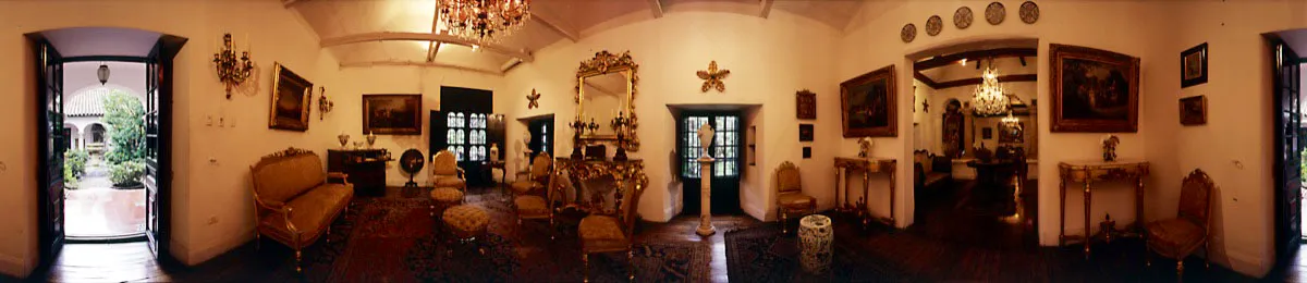 Salón francés “Helena Gamba de Umaña” con mobiliario estilo Luis XVI. En el centro gran espejo en marco de madera dorada. Arriba, araña del año 1870. La colección del museo está conformada por mobiliario, cristalería y una magnífica colección de pintura colonial. Cristóbal von Rothkirch