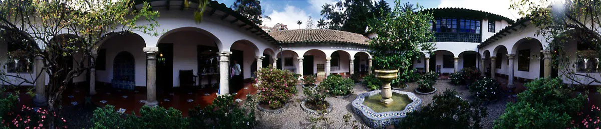 Patio interior de estilo andaluz. La casa colonial de 387 años funciona como museo desde hace 31 años. A la derecha la fuente central en azulejo. La vegetación consta de azaleas y granados. Cristóbal von Rothkirch