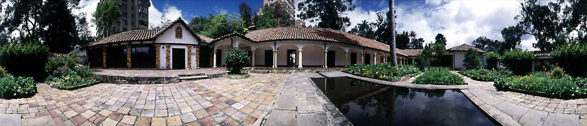 El Museo, visto desde el parque. A la izquierda, Sala Enrique Prez Hoyos para eventos culturales y sociales. El jardn posee una importante reserva de agua.  Cristbal von Rothkirch