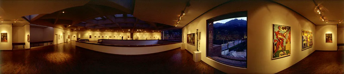 Tercer nivel del museo con vista a la calle 26, durante la exposición de pinturas y esculturas del artista surrealista español Eugenio Granell. Cristóbal von Rothkirch