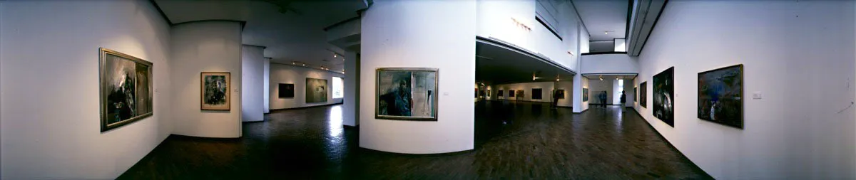 Segundo nivel del museo durante la exposición retrospectiva del pintor Juan Antonio Roda. En primer plano uno de los autorretratos. Cristóbal von Rothkirch