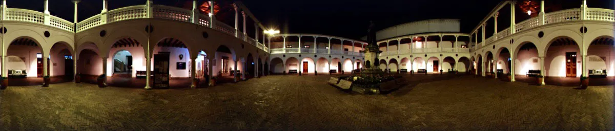 Claustro de estilo escolar, siglo xvii con el monumento a fray Cristóbal de Torres, bronce del catalán Dionisio Renart, 1909. De este claustro partió la Expedición Botánica y en él se fraguó la independencia. Cristóbal von Rothkirch