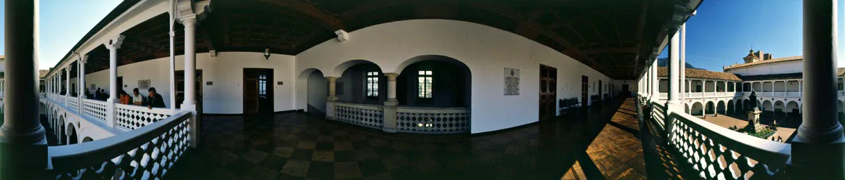 Corredor del segundo nivel del claustro. A la derecha, el acceso al aula máxima. La escalera de piedra tallada y la balaustrada son producto de restauraciones del siglo pasado. Cristóbal von Rothkirch
