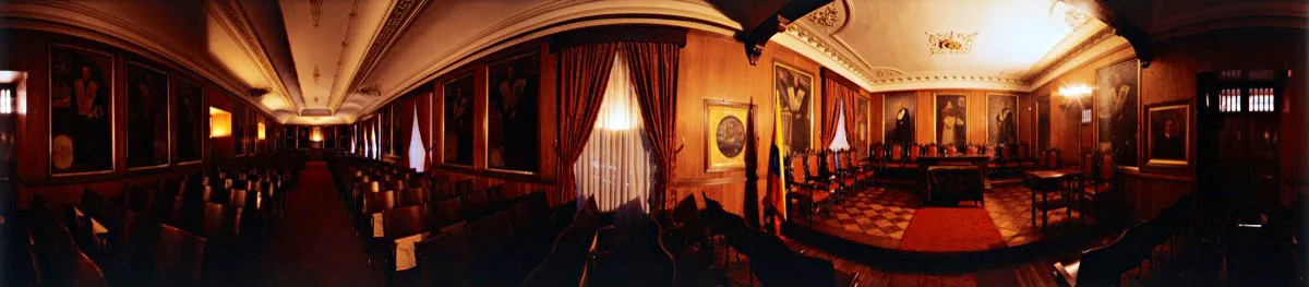 El aula máxima, de reconocido valor histórico y simbólico, fue construida en 1918. En los relieves, obra de la familia Ramelli, se destacan los medallones con la cruz de Calatrava y en los muros los retratos de los distintos rectores. Cristóbal von Rothkirch