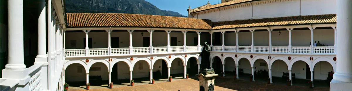 Costado oriental del patio central, estatua de fray Cristbal de Torres y, en el segundo nivel, la nueva balaustrada en cemento, originalmente de madera.  Cristbal von Rothkirch