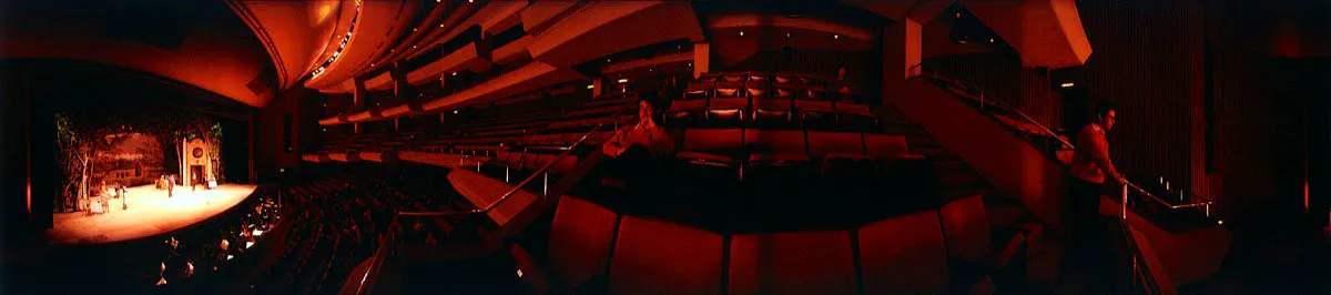 Escenario del teatro durante un ensayo de la temporada de zarzuela. El diseño de este edificio, abierto al público en 1981, es obra del arquitecto estadounidense Peter Albrecht. Cristóbal von Rothkirch
