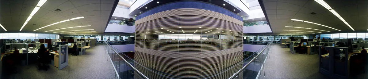 Oficinas del quinto nivel. En el centro, una gran persiana ornamental de madera tamiza el amplio espacio de iluminación cenital. Este edificio, modelo de respeto a la ecología, recicla los desperdicios y aprovecha las aguas lluvias y grises. Cristóbal von Rothkirch