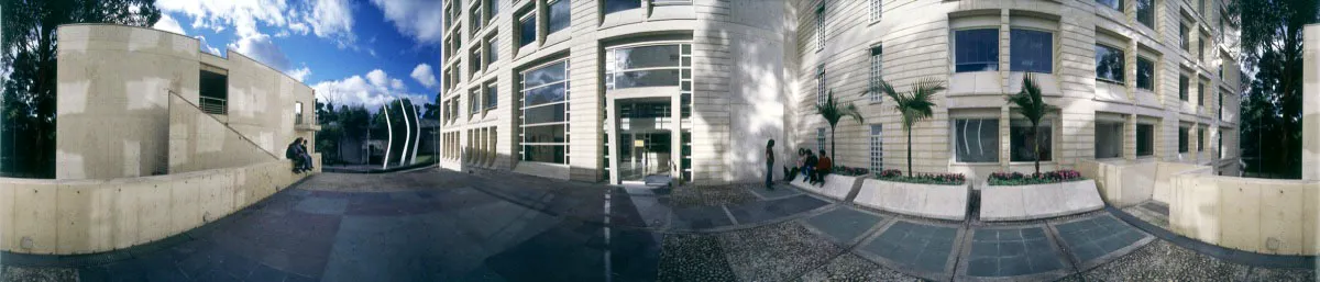 Edificio Manuel Briceño Jáuregui, diseño del arquitecto Octavio Moreno, construido en 2001. Entrada a la decanatura de Ciencias Sociales, Psicología y Filosofía. A la izquierda, el edificio Pedro Arrupe. Cristóbal von Rothkirch