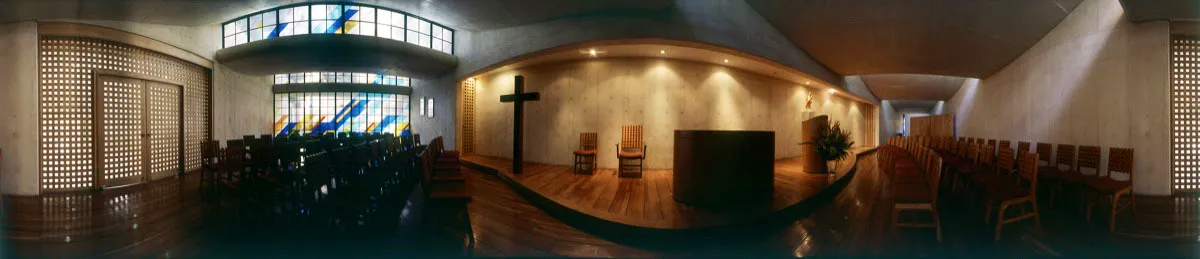 Capilla San Roque González de Santa Cruz, del edificio Pedro Arrupe. A la izquierda, los vitrales diseñados conjuntamente por el arquitecto Moreno y el padre Joaquín Sánchez. Cristóbal von Rothkirch