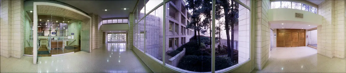 A la izquierda, entrada a la Biblioteca de Filosofía y Teología Mario Valenzuela S. J., en el edificio Pedro Arrupe, considerada la más valiosa en su género en América Latina. Al centro, patio interior y aulas. A la derecha, entrada a la capilla. Cristóbal von Rothkirch
