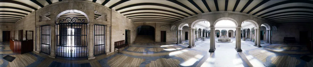 Vestíbulo y patio principal del palacio, diseño del español Alfonso Rodríguez Orgaz. Tras las rejas, las puertas de bronce obra del escultor italiano Vico Consorti, autor también de las puertas del jubileo en la basilica de San Pedro en el Vaticano. Tanto el patio como la fuente son de piedra muñeca abuzardada. Cristóbal von Rothkirch