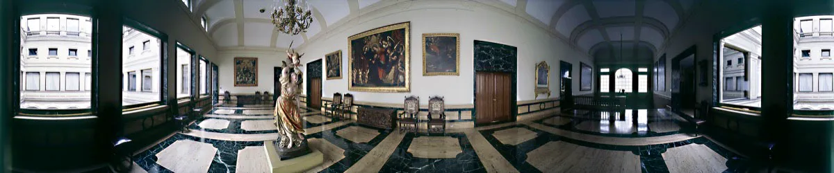 Vestíbulo del segundo piso con una escultura de Santa Bárbara, obra de Pedro Laboria, 1740. Entre los dos portones que conducen al salón del trono y flanqueado por dos óleos de Vásquez se destaca El milagro de san Ignacio o la imposición de dos corazones, de autor anónimo. Cristóbal von Rothkirch