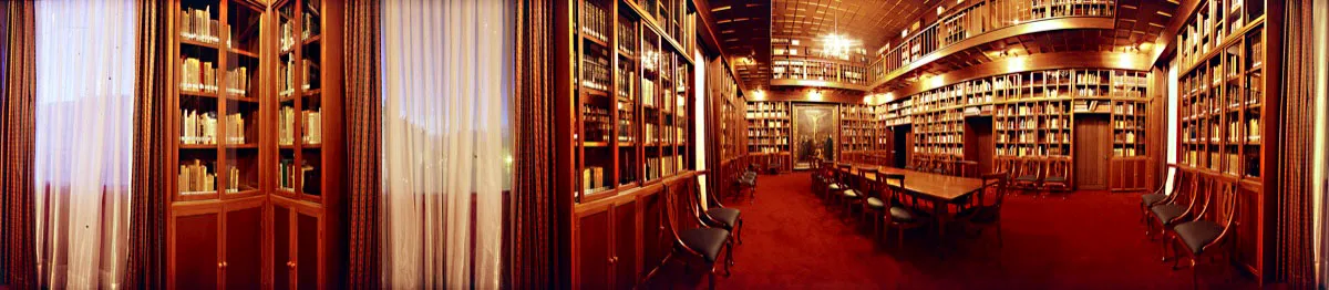 Biblioteca arzobispal. La colección está centrada en historia de Colombia y Bogotá, derecho canónigo, teología y liturgia. Al fondo, Crucifixión, obra de Santiago Páramo Ortiz, S. J. Cristóbal von Rothkirch