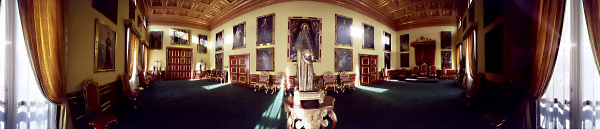 Salón del trono. Sobre el portón de la izquierda sobresale la obra Virgen de Chiquinquirá; sobre el siguiente portón San Andrés; en primer plano la talla colonial San Roque; y a la derecha el trono arzobispal. Cristóbal von Rothkirch
