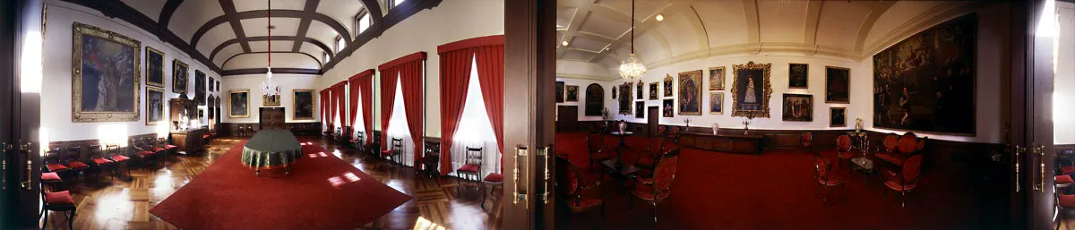 A la izquierda, en el comedor, La niña María y su padre san Joaquín de Gregorio Vásquez. A la derecha, sobre el muro principal del salón de recepciones, sobresalen San Roque hecha conjuntamente por Vásquez y Figueroa, y la Virgen de los Dolores del primero de ellos. A la derecha San Francisco de Borja de Gregorio Vásquez. Cristóbal von Rothkirch