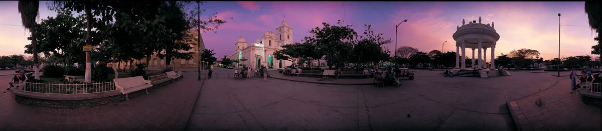 Parque del Centenario. Al fondo, la catedral, a la derecha, el templete. Cinaga, Magdalena.
 Miguel Salazar