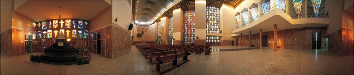 Catedral Metropolitana Mara y Reina Auxiliadora. Al fondo, la escultura Cristo Liberador de Rodrigo Arenas Betancourt. Miguel Salazar