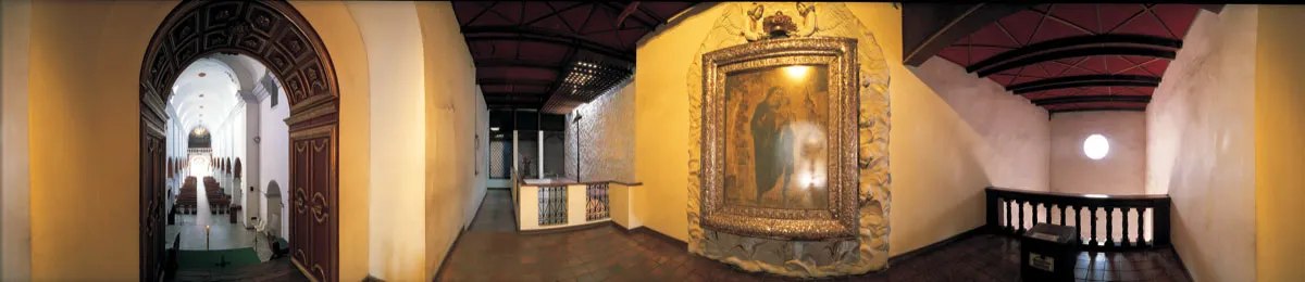 Iglesia de San Francisco. Al centro, venerada imagen de Nuestra Señora de la Pobreza, obra de principios del siglo xvii, Cartago. Miguel Salazar