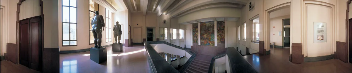 Museo de Antioquia. Vestíbulo del tercer piso. Esculturas de Fernando Botero y mural de Pedro Nel Gómez. Miguel Salazar